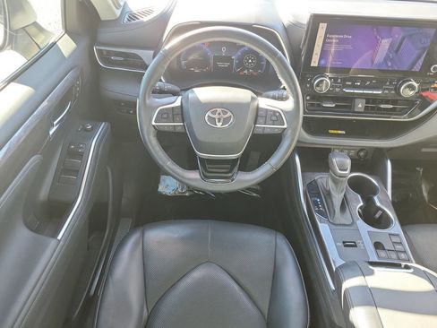 Used 2023 Toyota Highlander Limited image 14