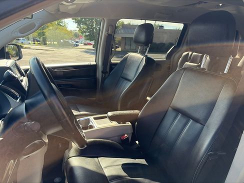 Used 2015 Chrysler Town & Country Touring w/ Driver Convenience Group FWD image 17