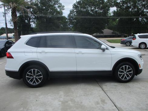 Used 2020 Volkswagen Tiguan SE w/ Panoramic Sunroof Package FWD image 9