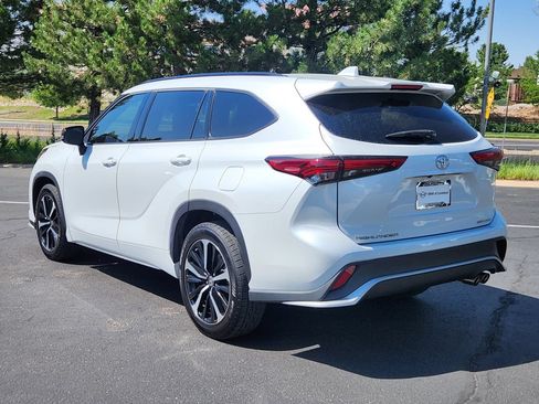Used 2022 Toyota Highlander XSE AWD/4WD image 3