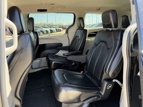 Used 2023 Chrysler Pacifica Touring-L image 30