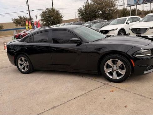 Used 2016 Dodge Charger SXT image 3