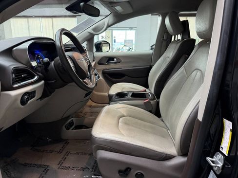 Used 2017 Chrysler Pacifica Touring-L Plus w/ Advanced Safetytec Group FWD image 11