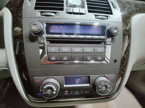 Used 2009 Cadillac DTS w/ Trunk Convenience Package FWD image 36
