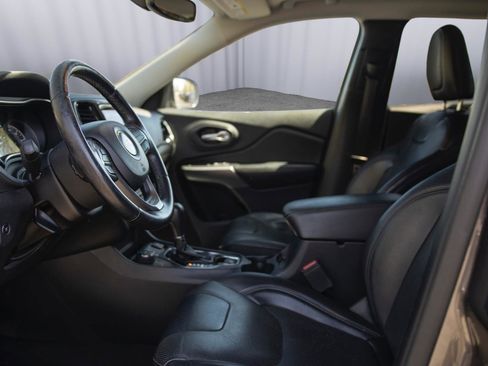 Used 2020 Jeep Cherokee Limited AWD/4WD image 2