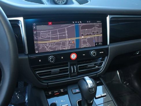 Certified 2025 Porsche Macan Base image 18