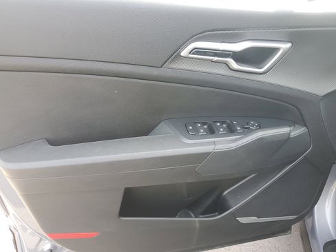 Used 2025 Kia Sportage LX FWD image 8