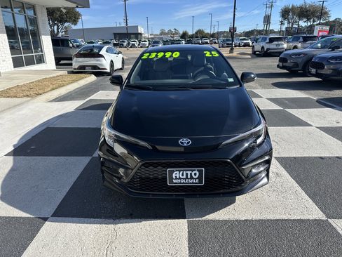 Used 2025 Toyota Corolla SE image 2