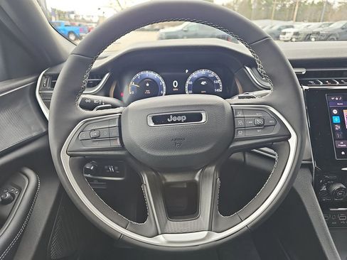 New 2025 Jeep Grand Cherokee Altitude image 18