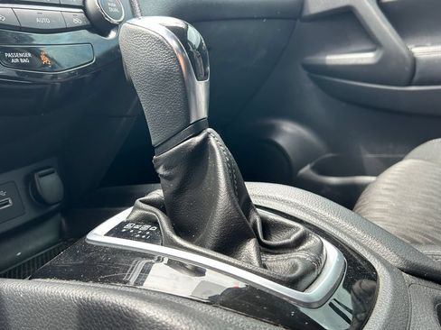 Used 2018 Nissan Rogue SV w/ Premium Package AWD/4WD image 16