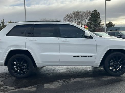 Used 2019 Jeep Grand Cherokee Altitude image 4