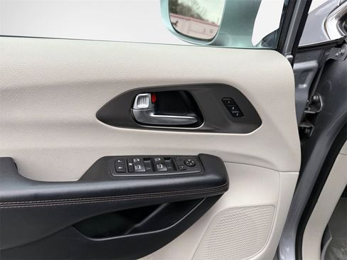 Used 2020 Chrysler Pacifica Touring-L Plus w/ Tire & Wheel Group image 14