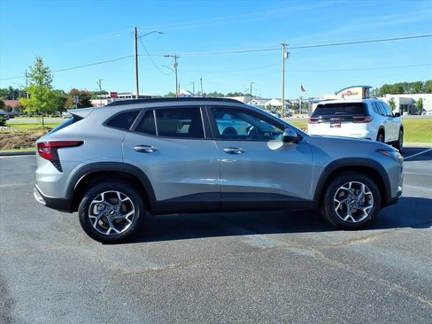 Used 2025 Chevrolet Trax LT FWD image 18