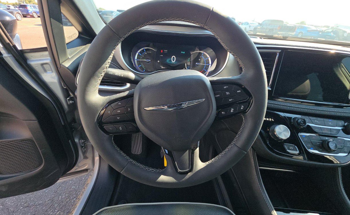 Used 2023 Chrysler Pacifica Limited w/ S Appearance Package FWD image 8