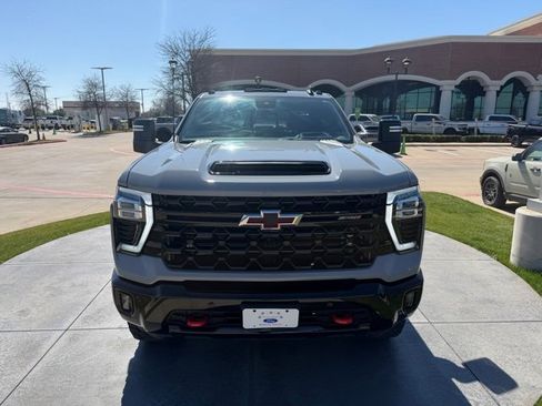 Used 2025 Chevrolet Silverado 2500 ZR2 w/ Technology Package image 2