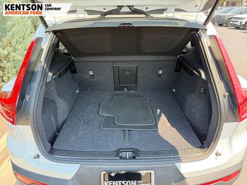 Used 2025 Volvo XC40 B5 Plus AWD/4WD image 33