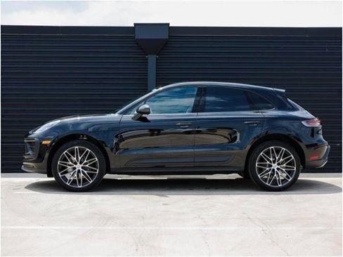 Certified 2025 Porsche Macan AWD/4WD image 2
