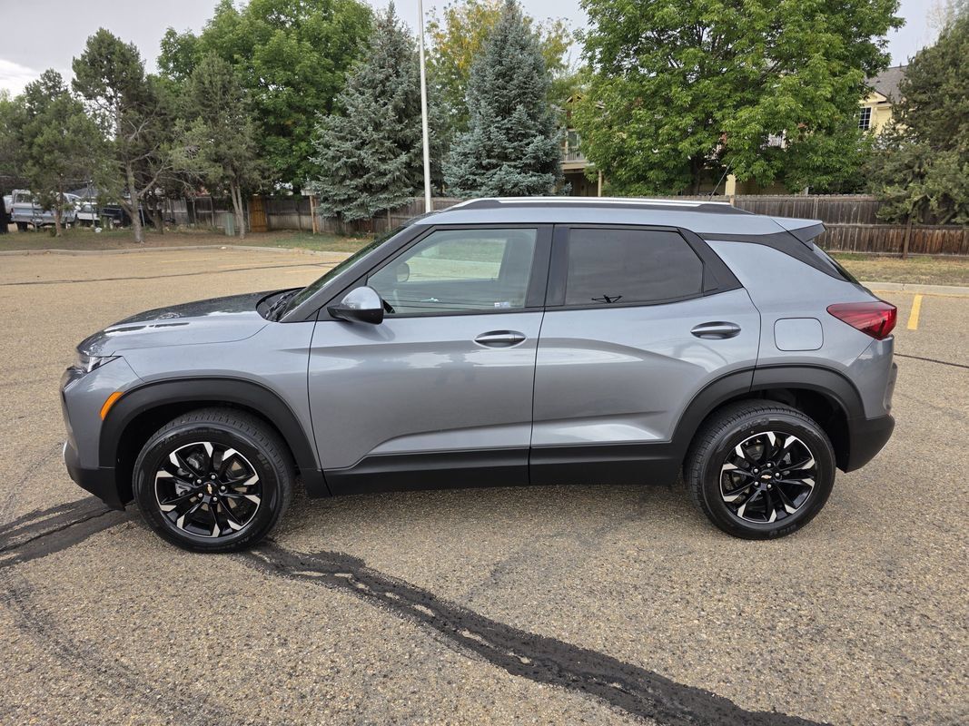 Used 2021 Chevrolet TrailBlazer LT w/ Premium Seating Package AWD/4WD image 2