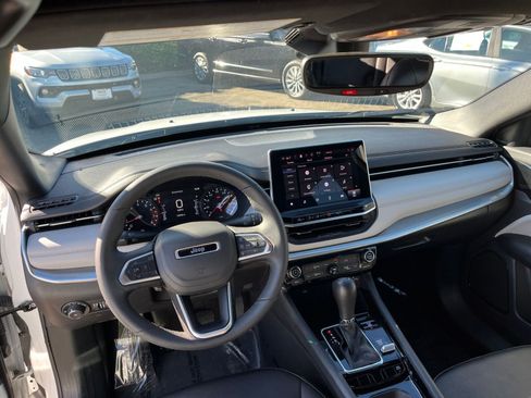 Used 2025 Jeep Compass Limited image 33