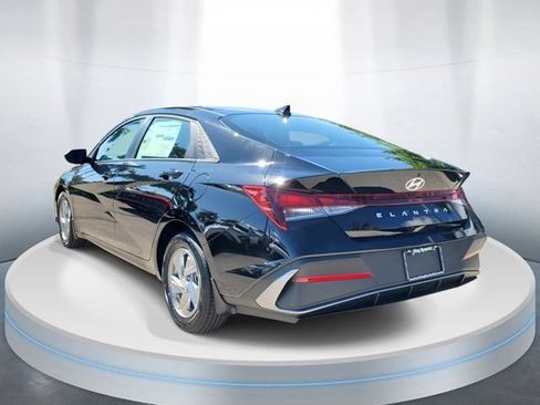 Used 2026 Hyundai Elantra SE w/ Cargo Package FWD image 3