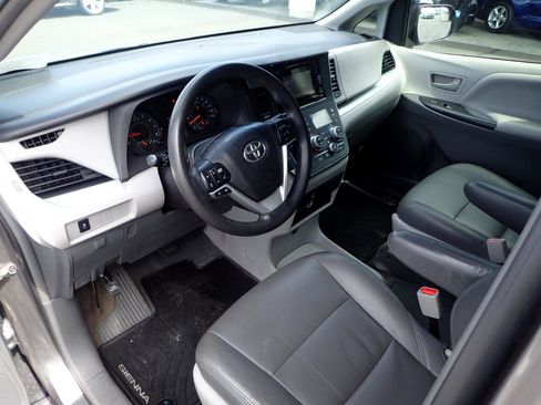 Used 2015 Toyota Sienna L image 9