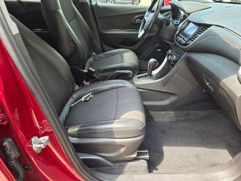 Used 2020 Chevrolet Trax LT w/ Sun & Sound Package AWD/4WD image 11