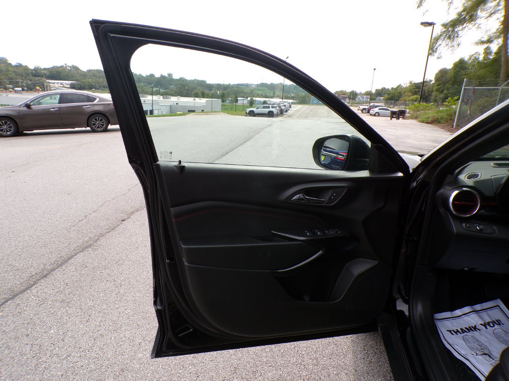 Used 2025 Chevrolet Trax RS w/ Sunroof Package FWD image 23