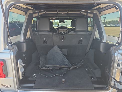 Used 2024 Jeep Wrangler Unlimited Sahara AWD/4WD image 9