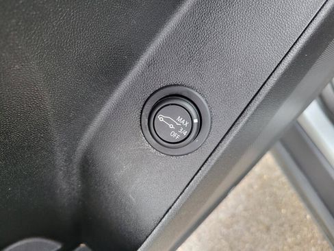 Used 2023 Chevrolet Equinox LT image 23