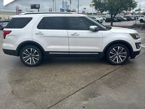 Used 2017 Ford Explorer Platinum AWD/4WD image 3