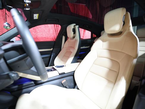 Used 2023 Porsche Taycan GTS image 13