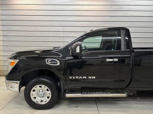 Used 2017 Nissan Titan SV AWD/4WD image 3
