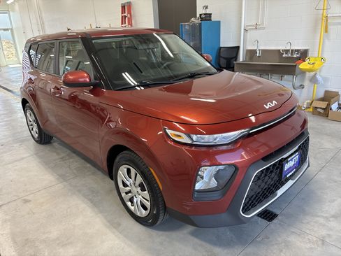 Used 2022 Kia Soul LX FWD image 2