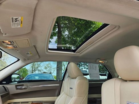 Used 2009 Chrysler 300 C RWD image 29