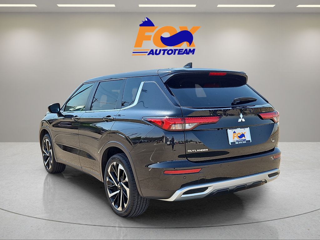 Used 2024 Mitsubishi Outlander AWD image 3