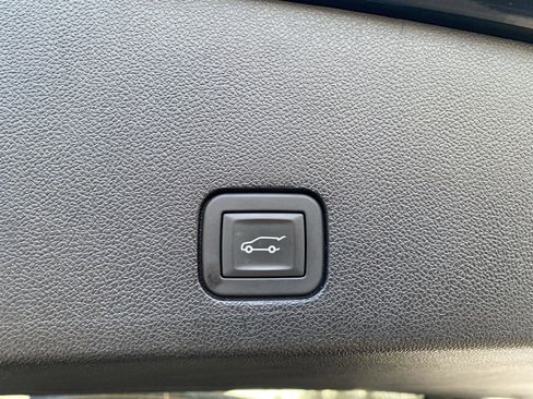 Used 2025 Cadillac XT6 Premium Luxury image 15