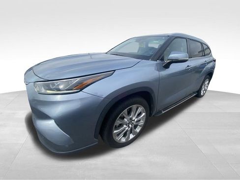 Used 2020 Toyota Highlander Limited FWD image 2