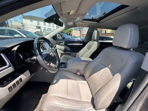 Used 2017 Toyota Highlander XLE FWD image 7