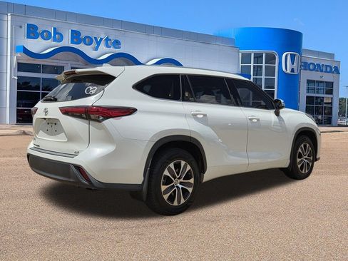 Used 2022 Toyota Highlander XLE FWD image 5