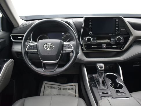 Used 2022 Toyota Highlander XLE image 17