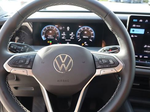 Used 2025 Volkswagen Tiguan SE FWD image 31