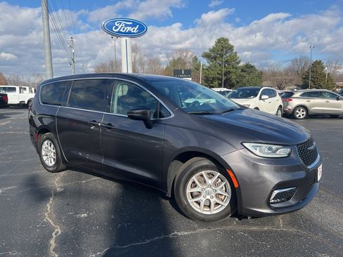 Used 2023 Chrysler Pacifica Touring-L image 3