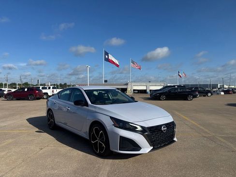 Certified 2025 Nissan Altima 2.5 SR FWD image 2