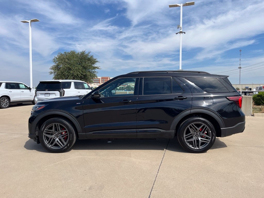 Used 2025 Ford Explorer ST-Line w/ ST-Line Street Pack AWD/4WD image 3