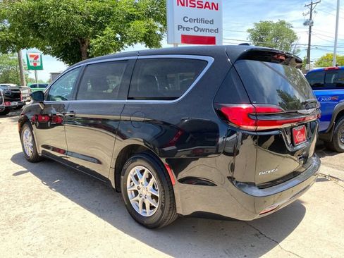 Used 2024 Chrysler Pacifica Touring-L FWD image 3