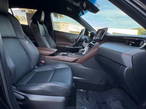 Used 2023 Toyota Venza XLE image 28