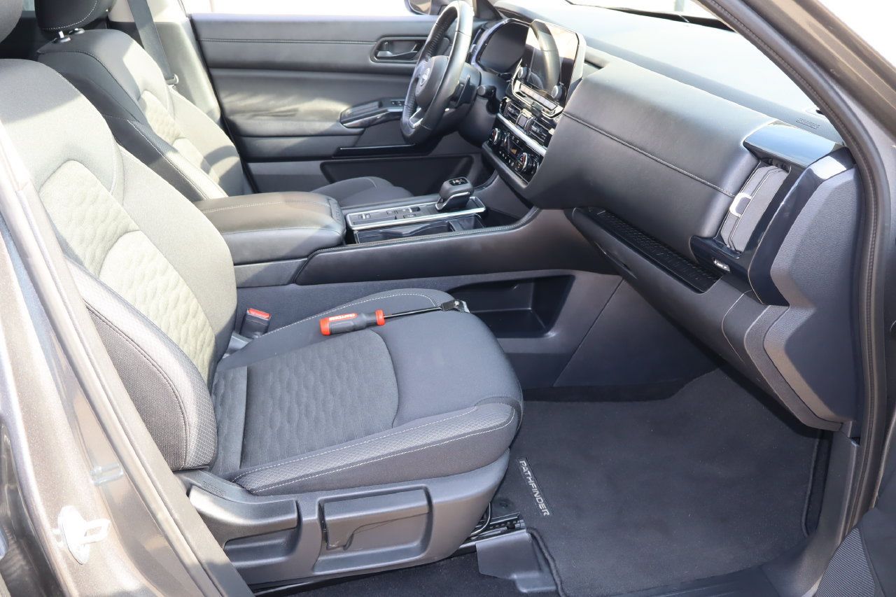 Used 2025 Nissan Pathfinder SV FWD image 17