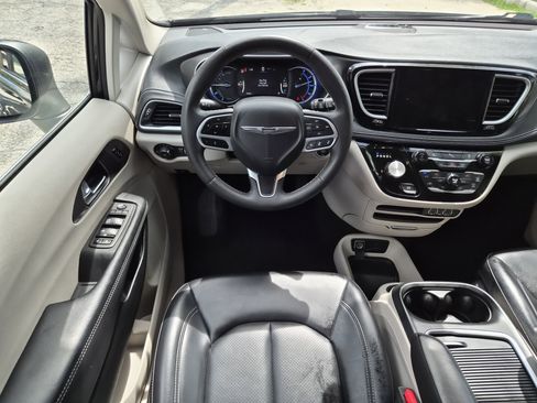 Used 2023 Chrysler Pacifica Touring-L image 12