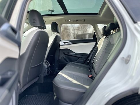 Used 2025 Volkswagen Taos SE w/ Panoramic Sunroof Package image 21