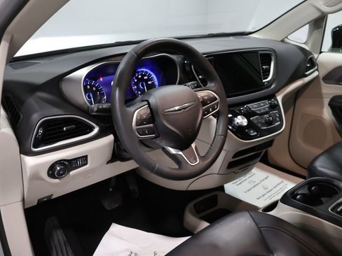 Used 2024 Chrysler Pacifica Touring-L image 16